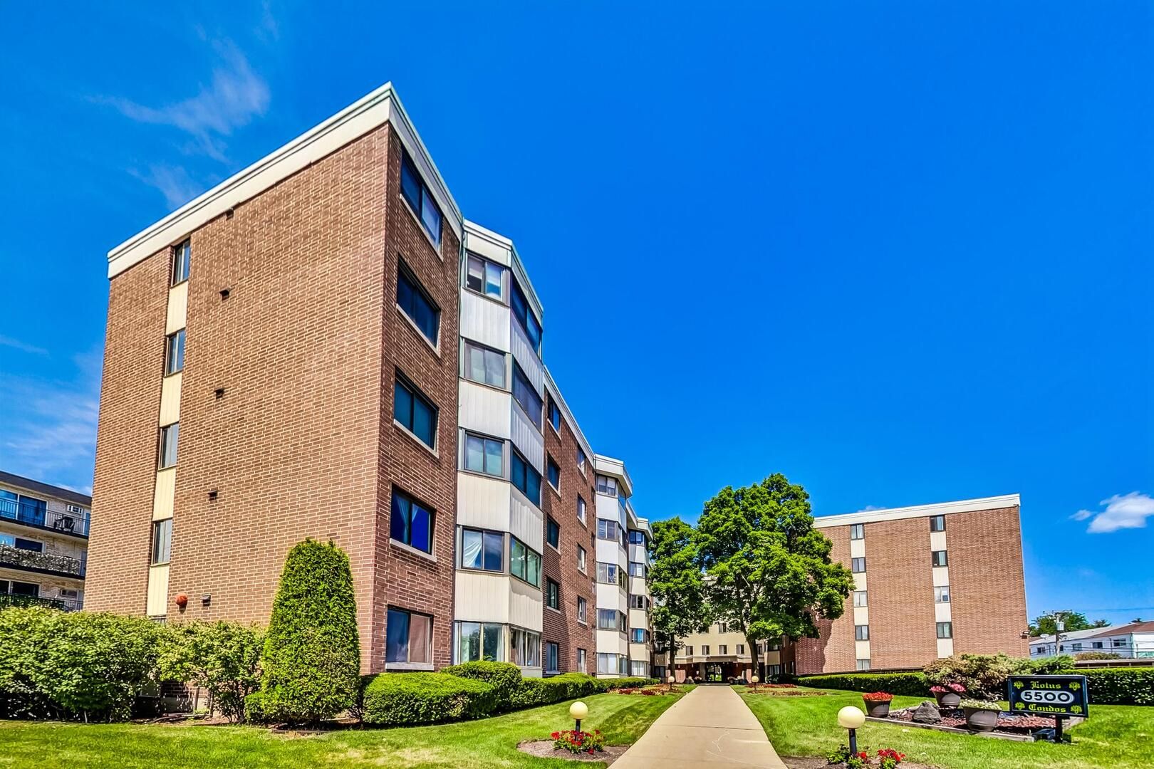 5500 Lincoln Avenue #201W — Morton Grove, IL 60053