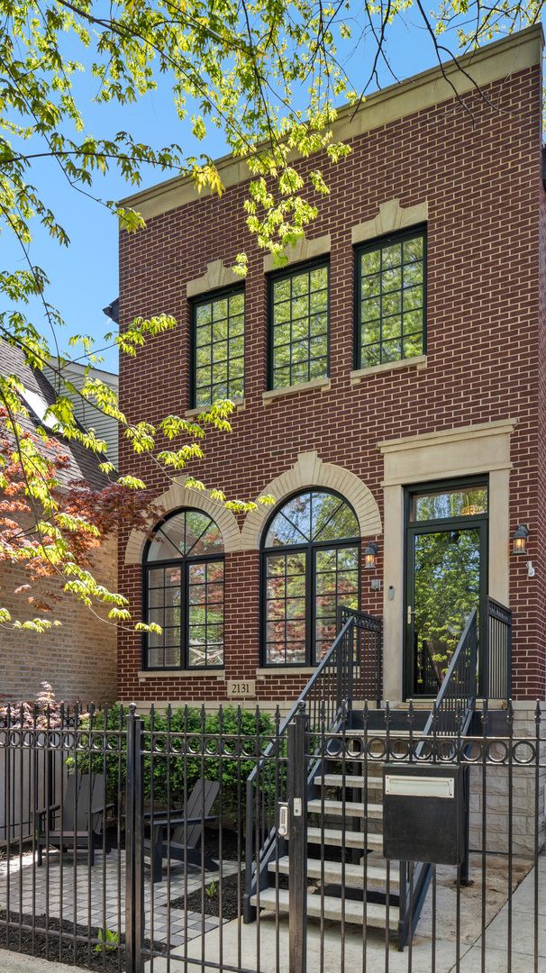 2131 W Dickens Avenue — Chicago, IL 60647