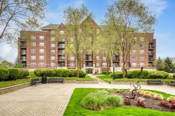 440 W Mahogany Court #212 — Palatine, IL 60067