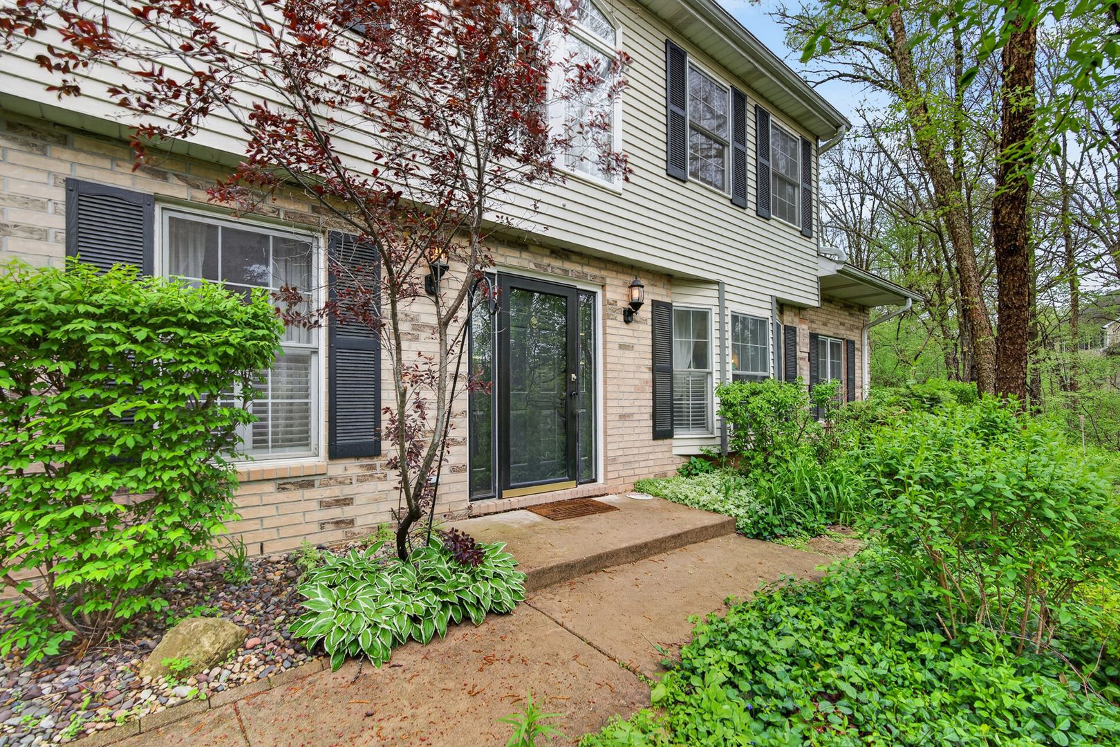 1327 Laurel Oaks Drive — Streamwood, IL 60107