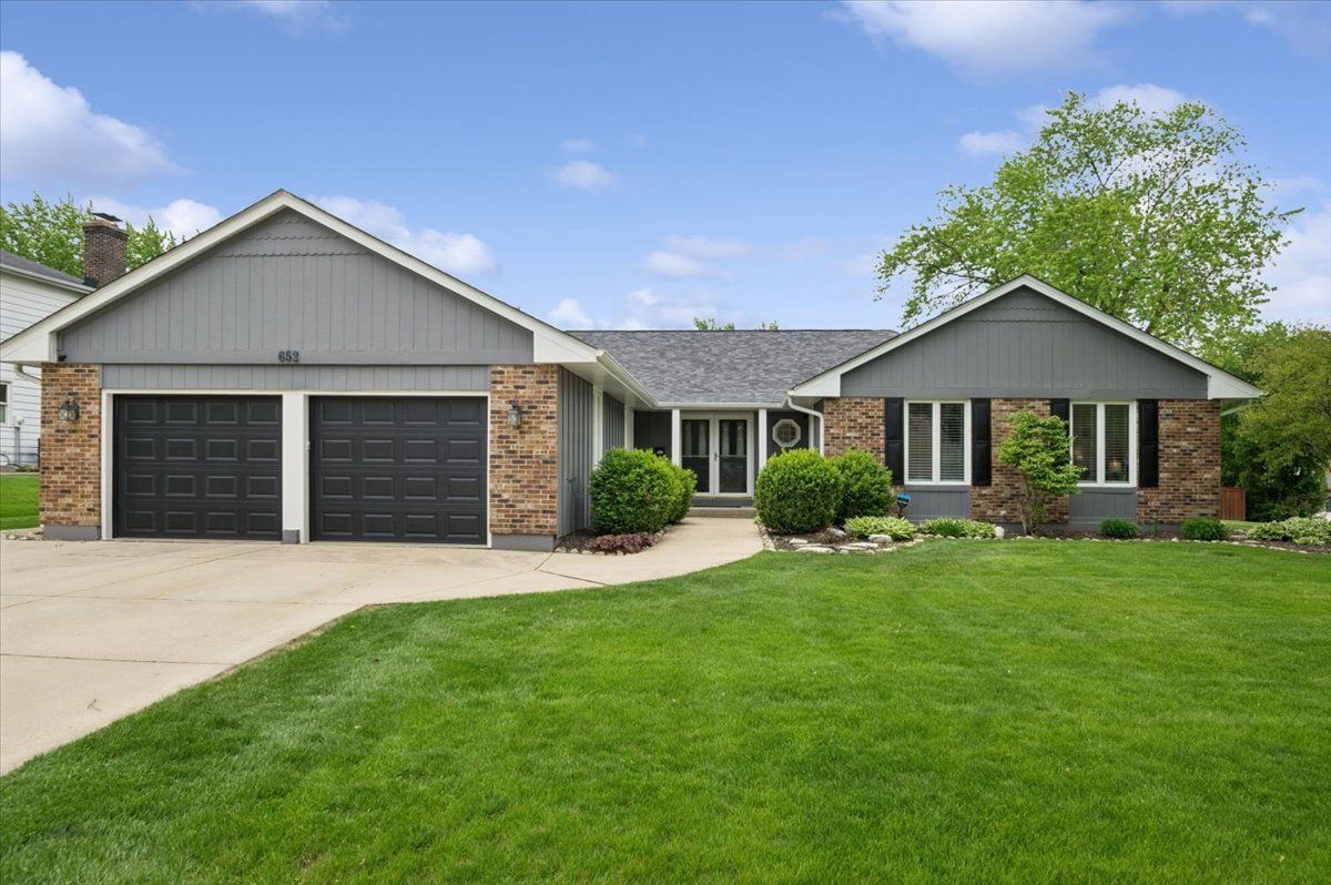 652 Middleton Avenue, Palatine, IL 60067