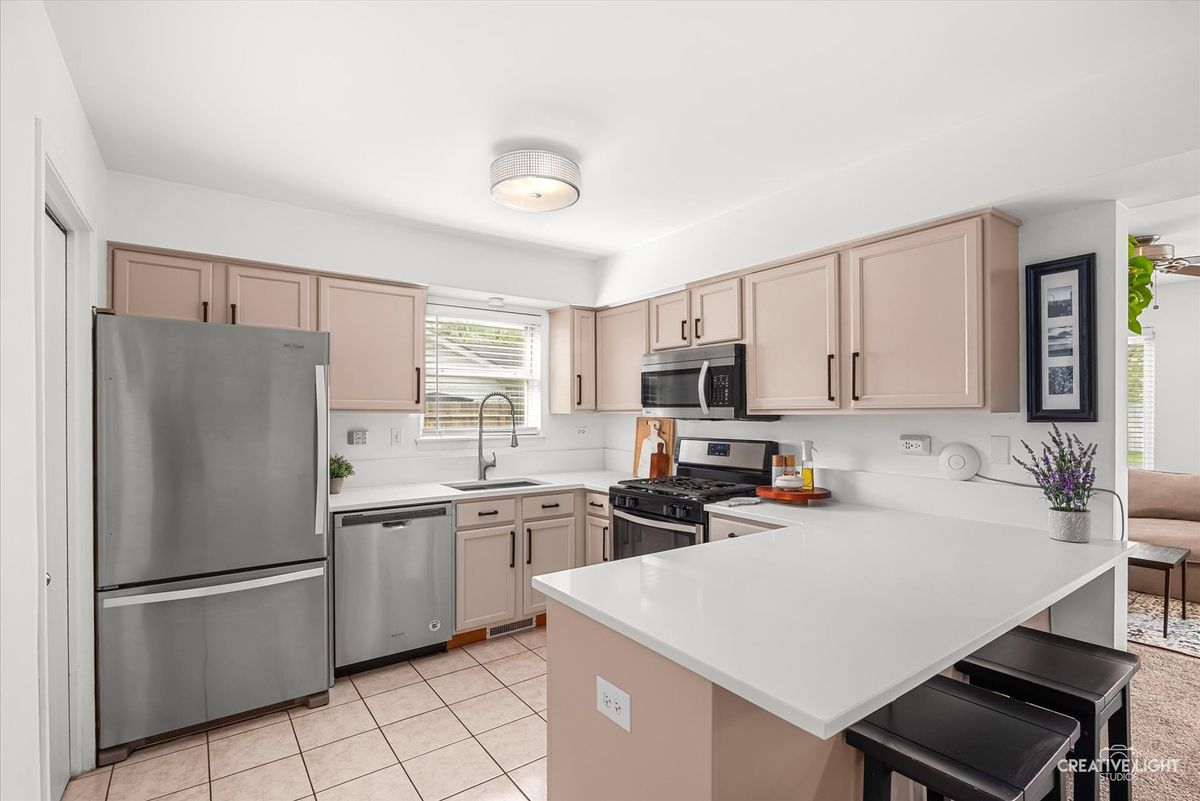 453 Newport Circle, Oswego, IL 60543