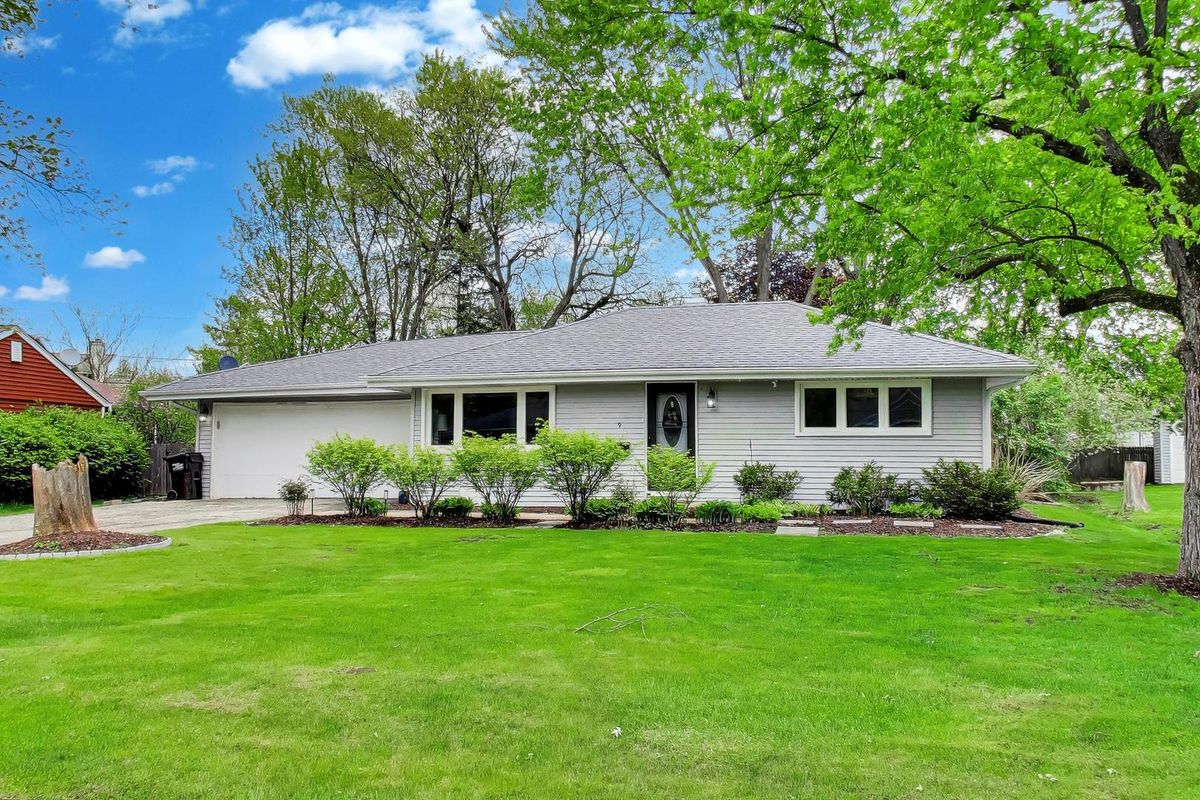 9 Johnathan Road, Lake Zurich, IL 60047
