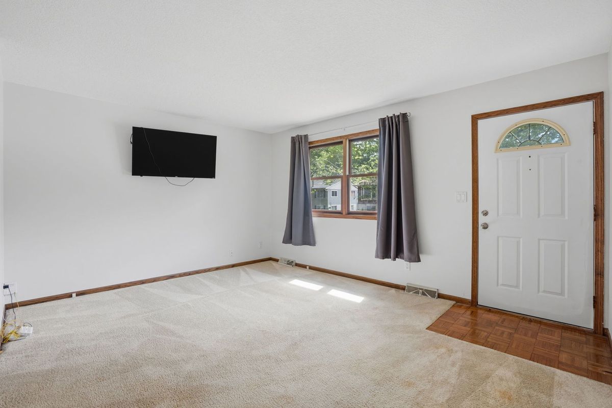 3323 Kimberly Downs Road, Davenport, IA 52807