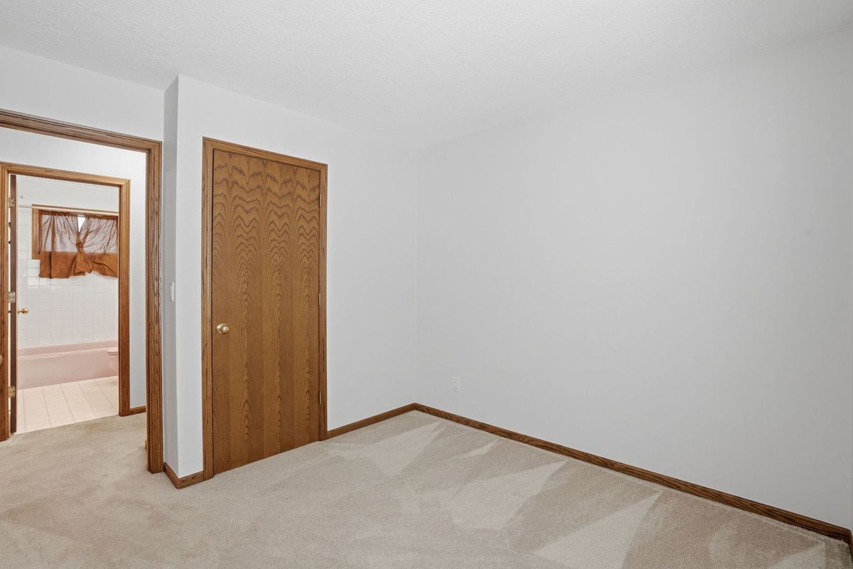 3323 Kimberly Downs Road, Davenport, IA 52807