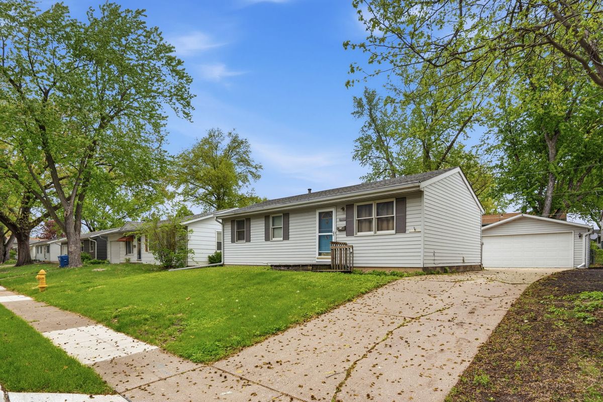 3323 Kimberly Downs Road, Davenport, IA 52807