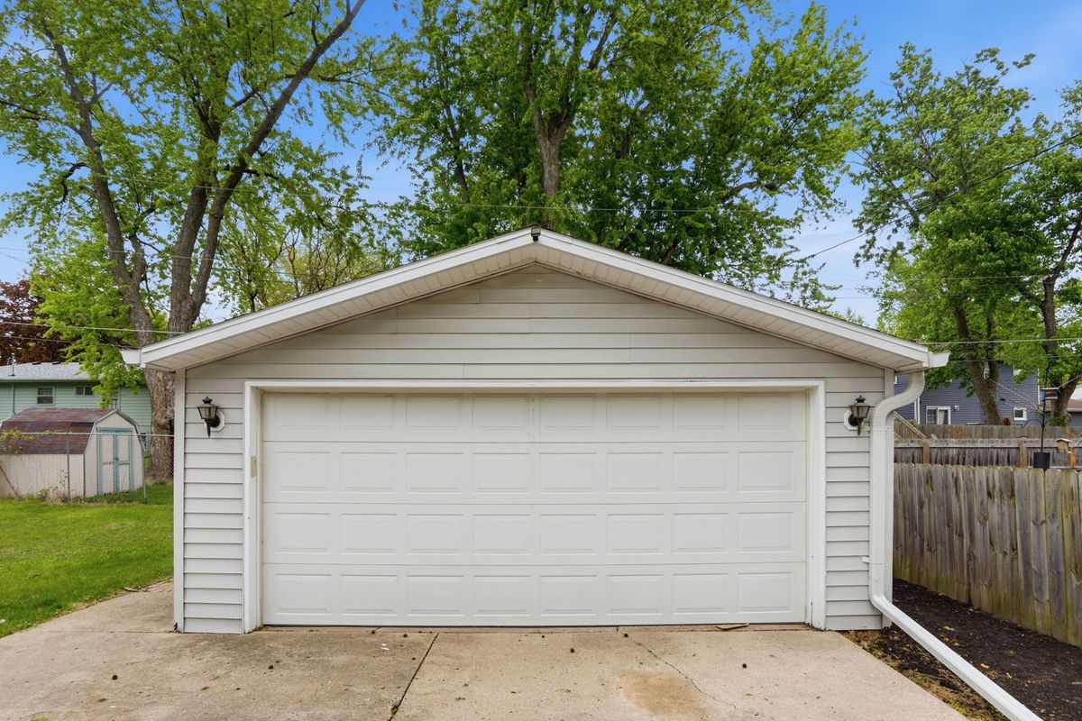 3323 Kimberly Downs Road, Davenport, IA 52807