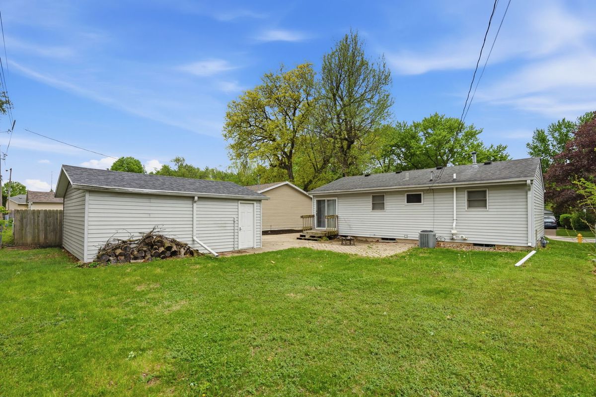 3323 Kimberly Downs Road, Davenport, IA 52807