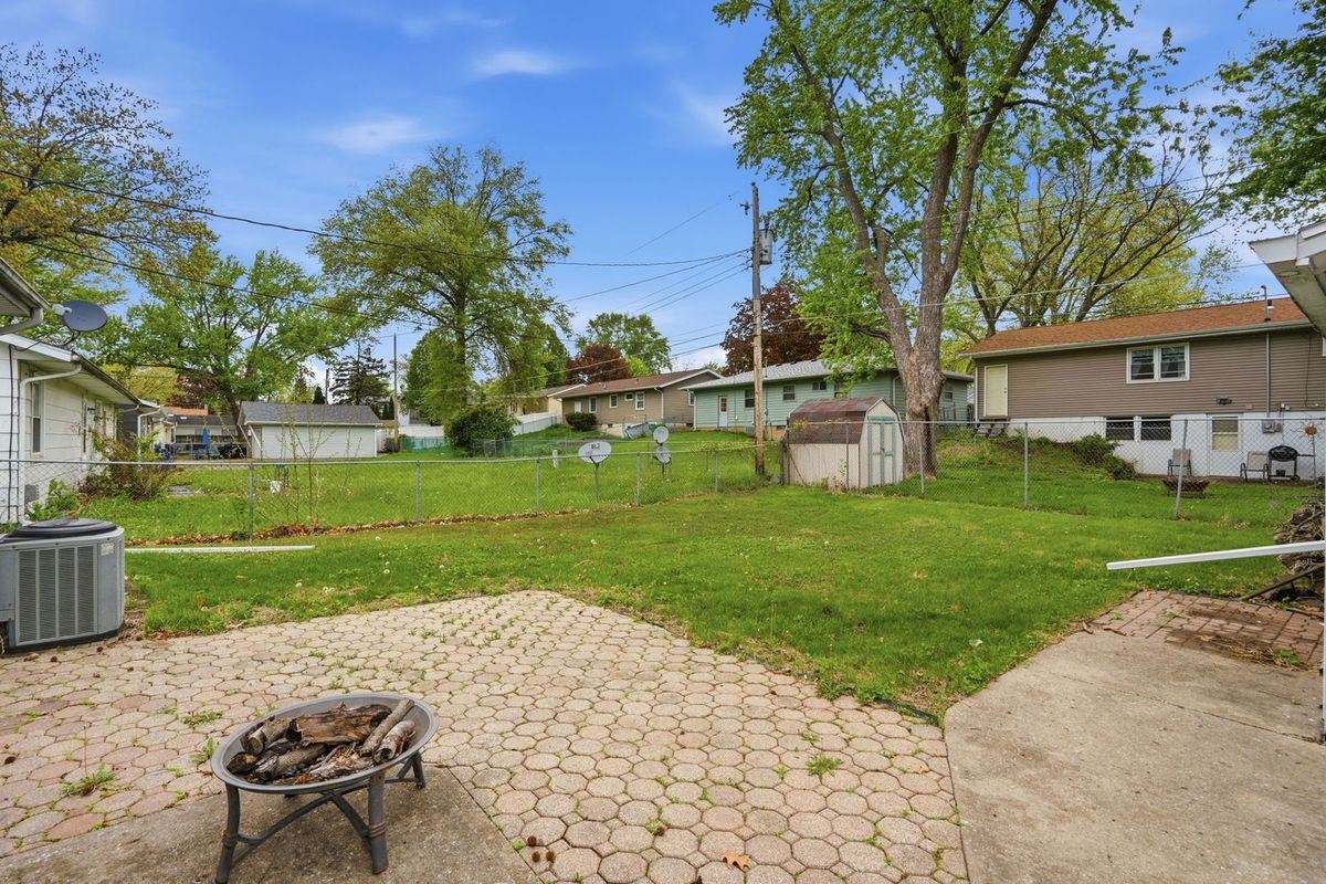 3323 Kimberly Downs Road, Davenport, IA 52807