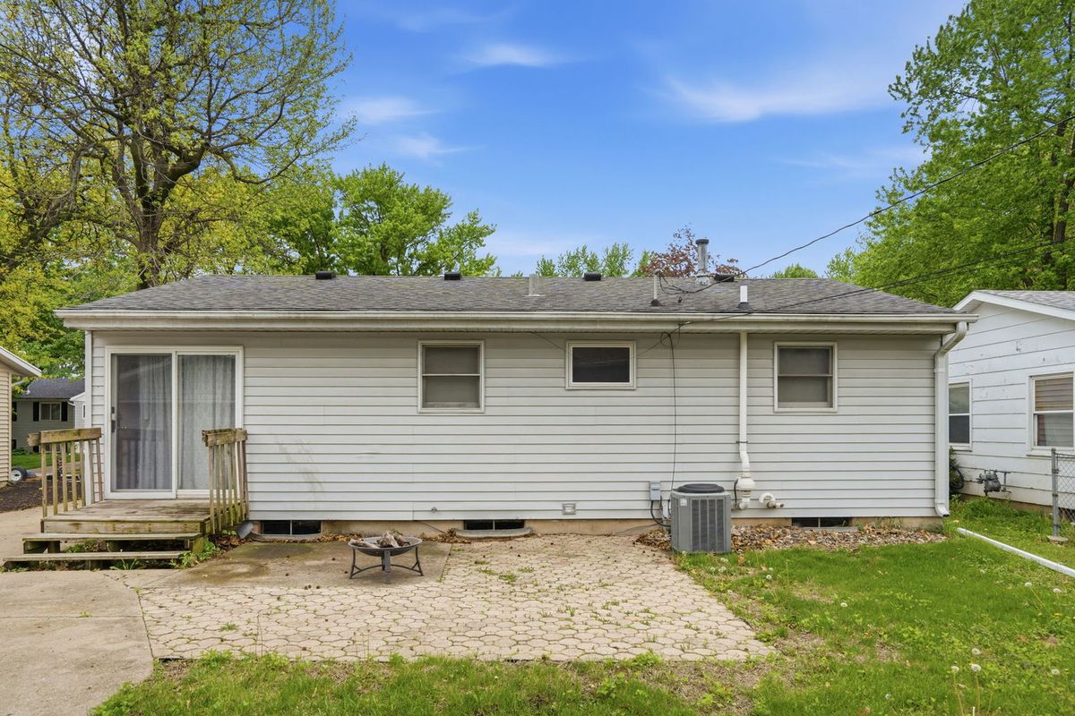3323 Kimberly Downs Road, Davenport, IA 52807