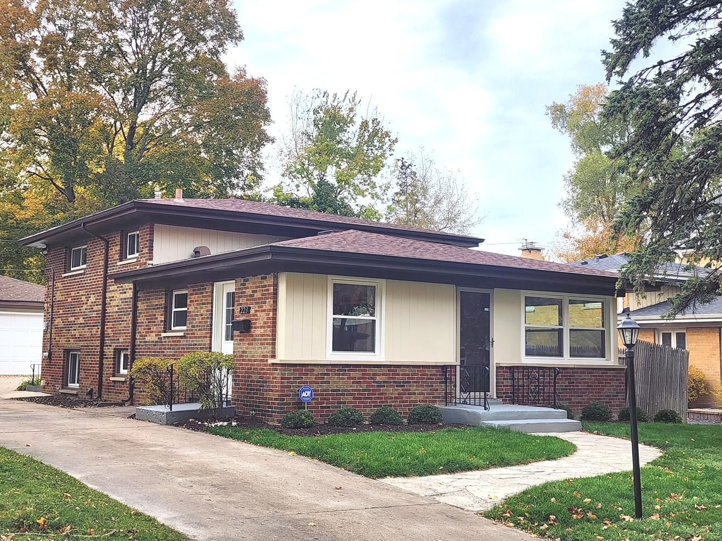 223 Kenloch Avenue — Libertyville, IL 60048
