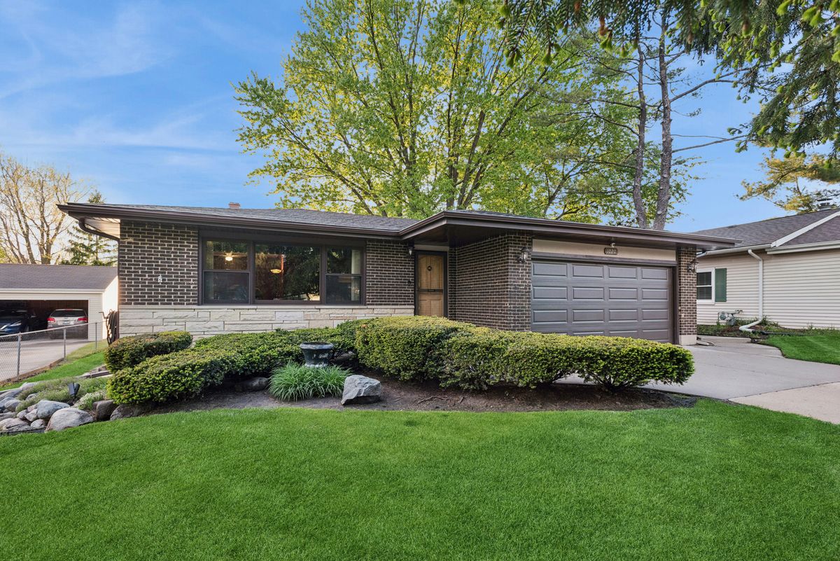1020 Valewood Drive, Bartlett, IL 60103