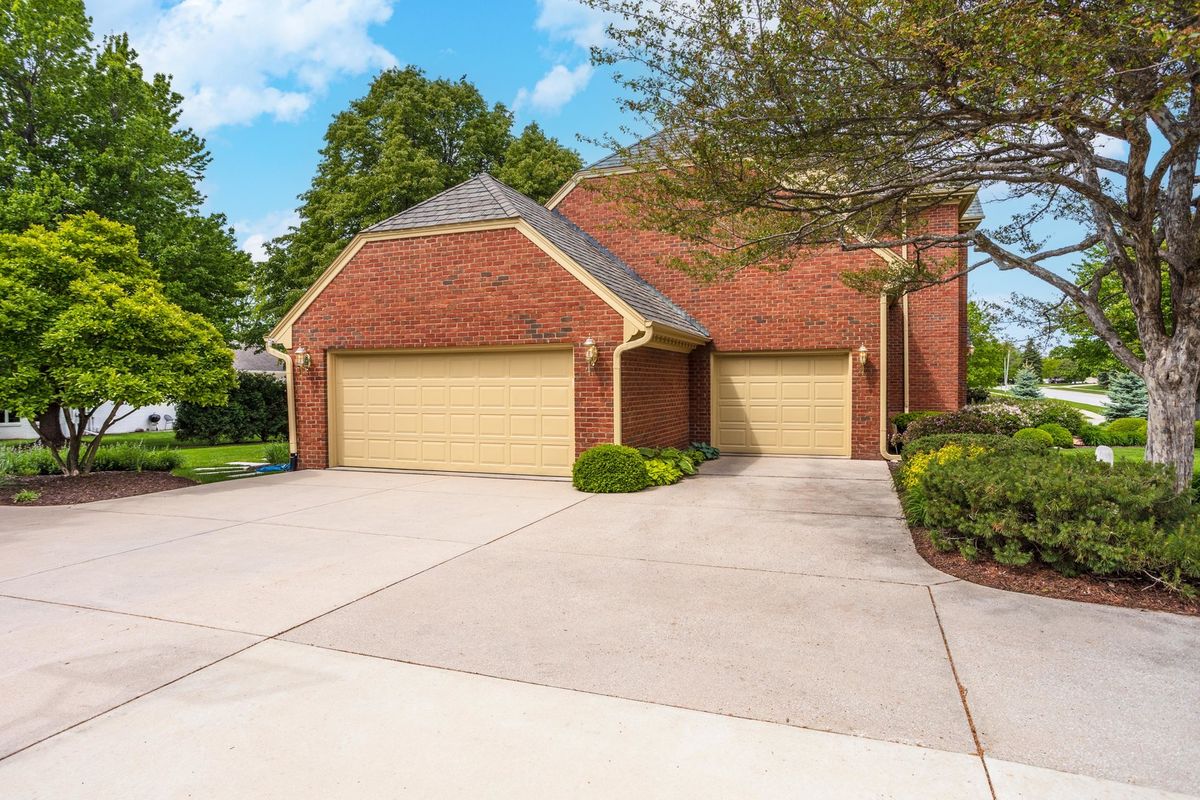 3301 Wisteria Lane, Bloomington, IL 61704