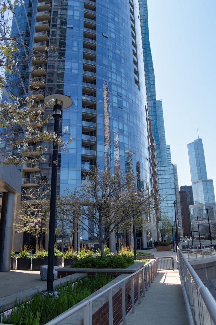 420 WATERSIDE Drive, Chicago, IL 60601