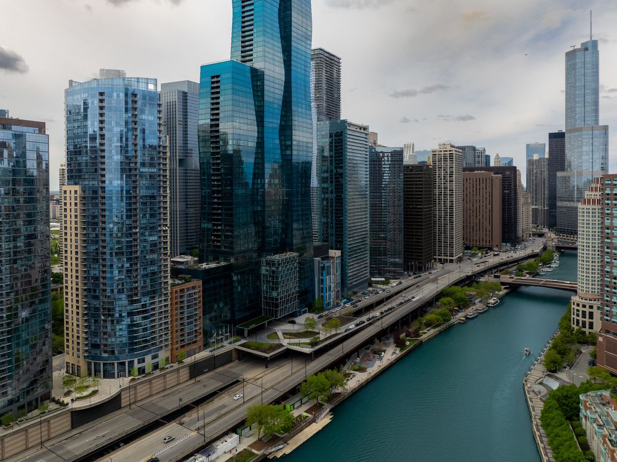 420 WATERSIDE Drive, Chicago, IL 60601