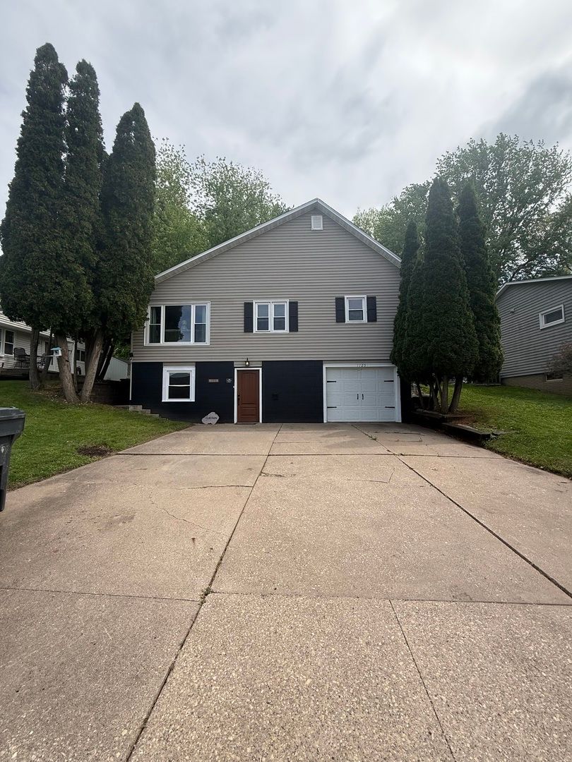 1125 Briarcliff Lane, Clinton, IA 52732