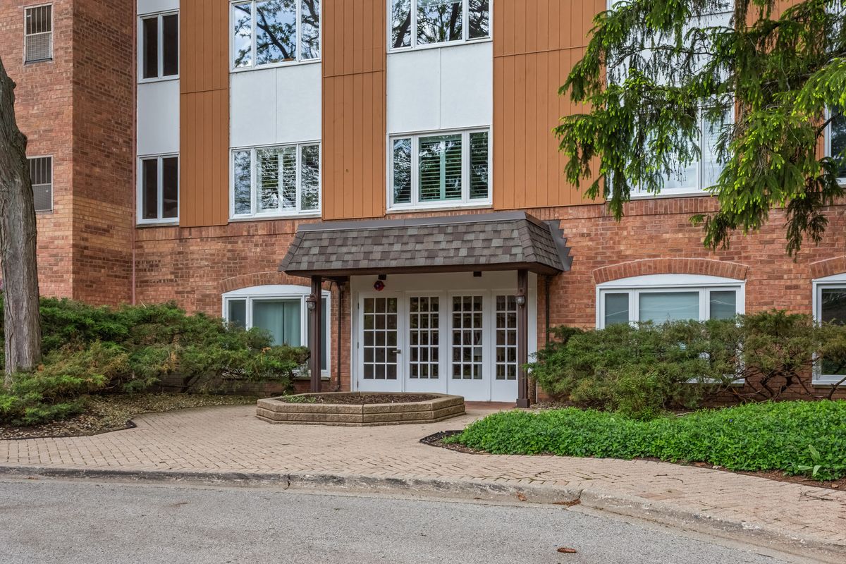 205 Rivershire Lane #313, Lincolnshire, IL 60069