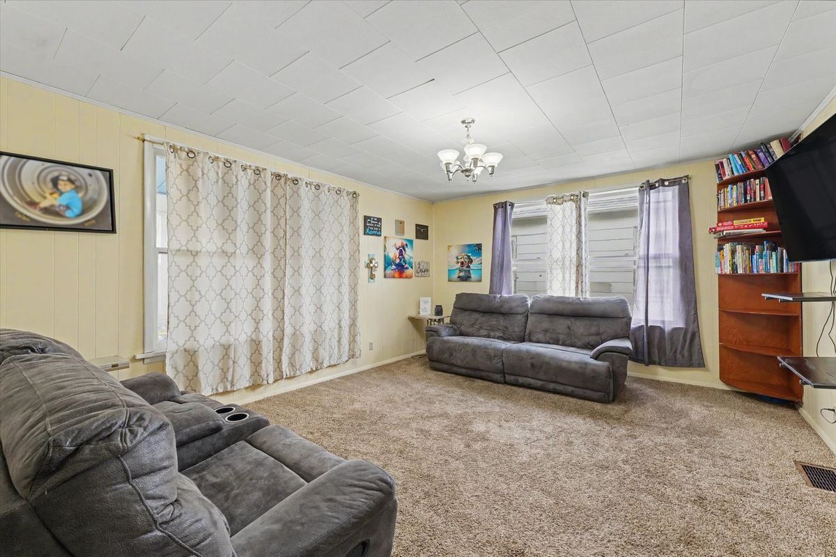 519 E Allen Street, Farmer City, IL 61842