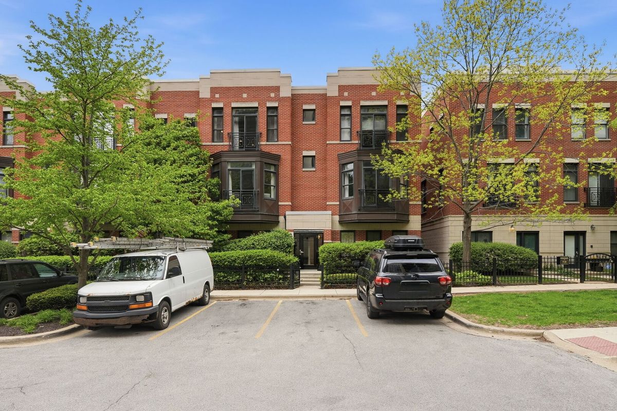 944 15th Place, Chicago, IL 60608