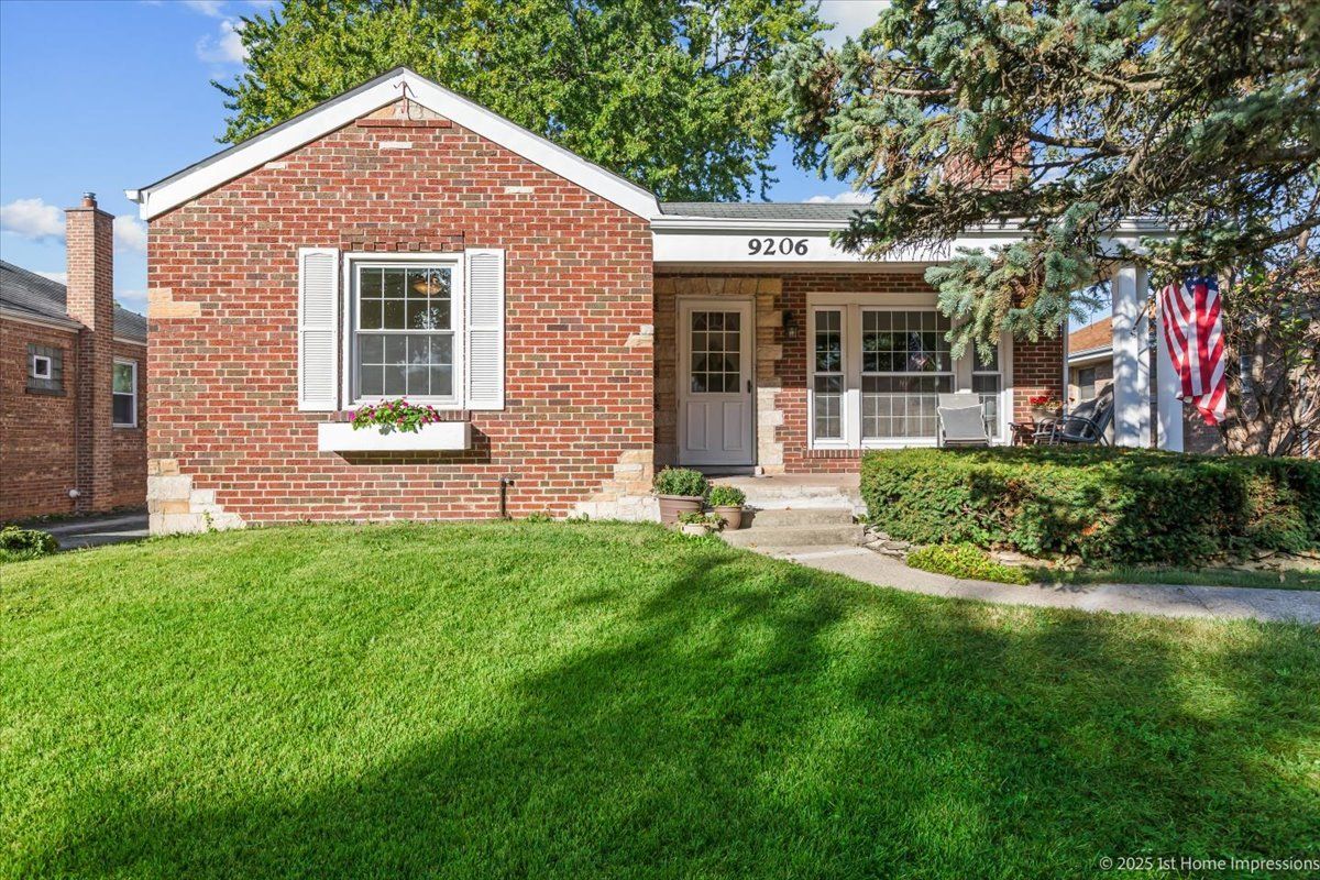 9206 S Troy Avenue — Evergreen Park, IL 60805