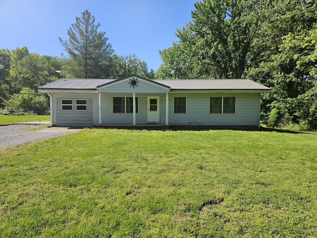 450 Saddle Club Road, Bonnie, IL 62816