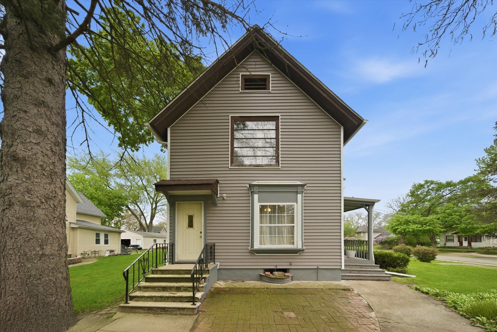 1003 Saint John Street — Elgin, IL 60120