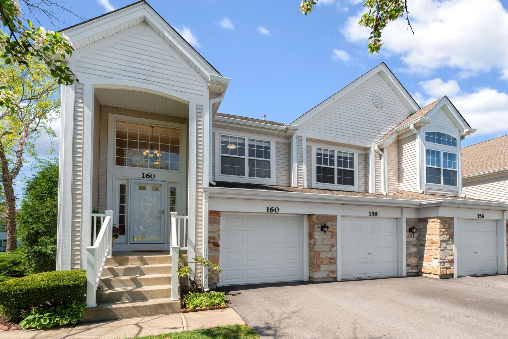 160 Fairfield Lane — Carol Stream, IL 60188