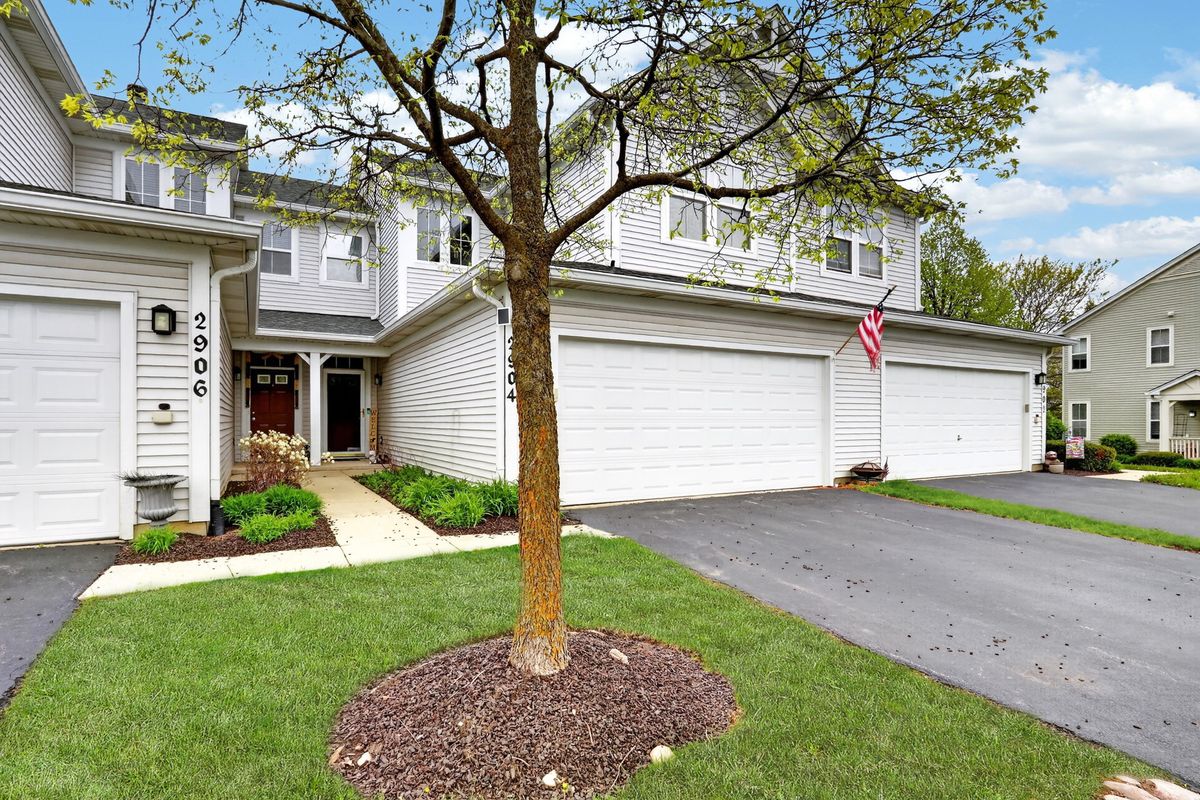 2904 Falling Waters Drive, Lindenhurst, IL 60046