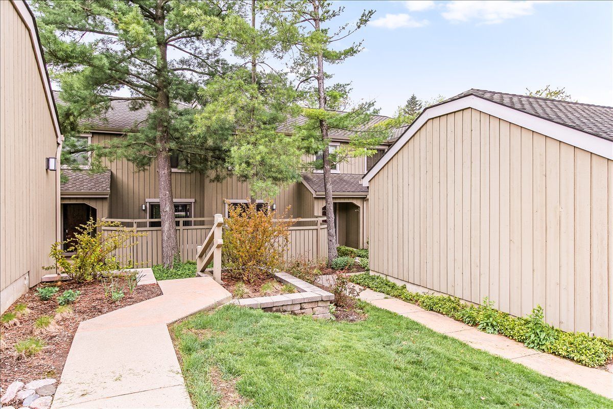 789 Oak Hill Road, Lake Barrington, IL 60010