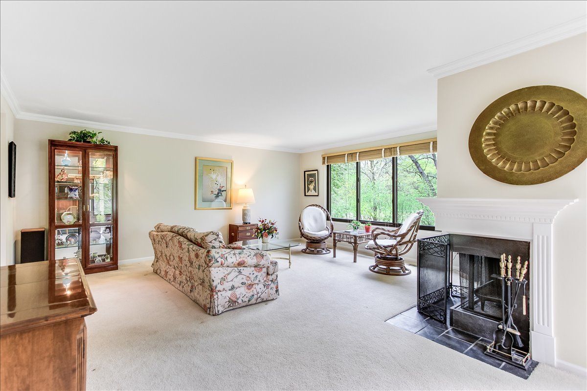 789 Oak Hill Road, Lake Barrington, IL 60010