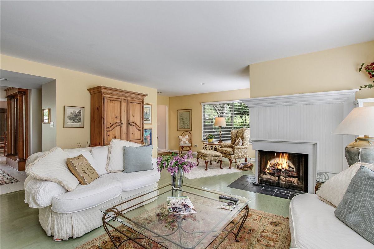 79 Hunt Trail, Lake Barrington, IL 60010