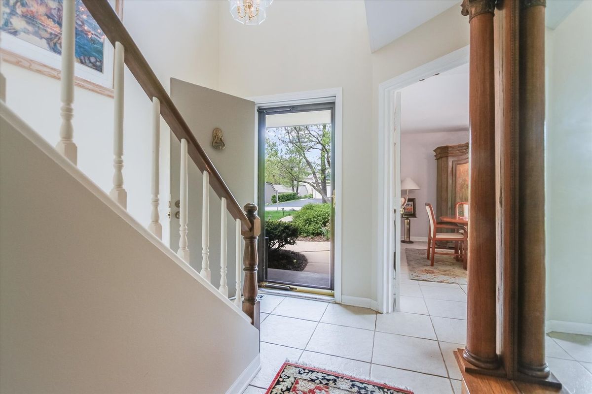 79 Hunt Trail, Lake Barrington, IL 60010