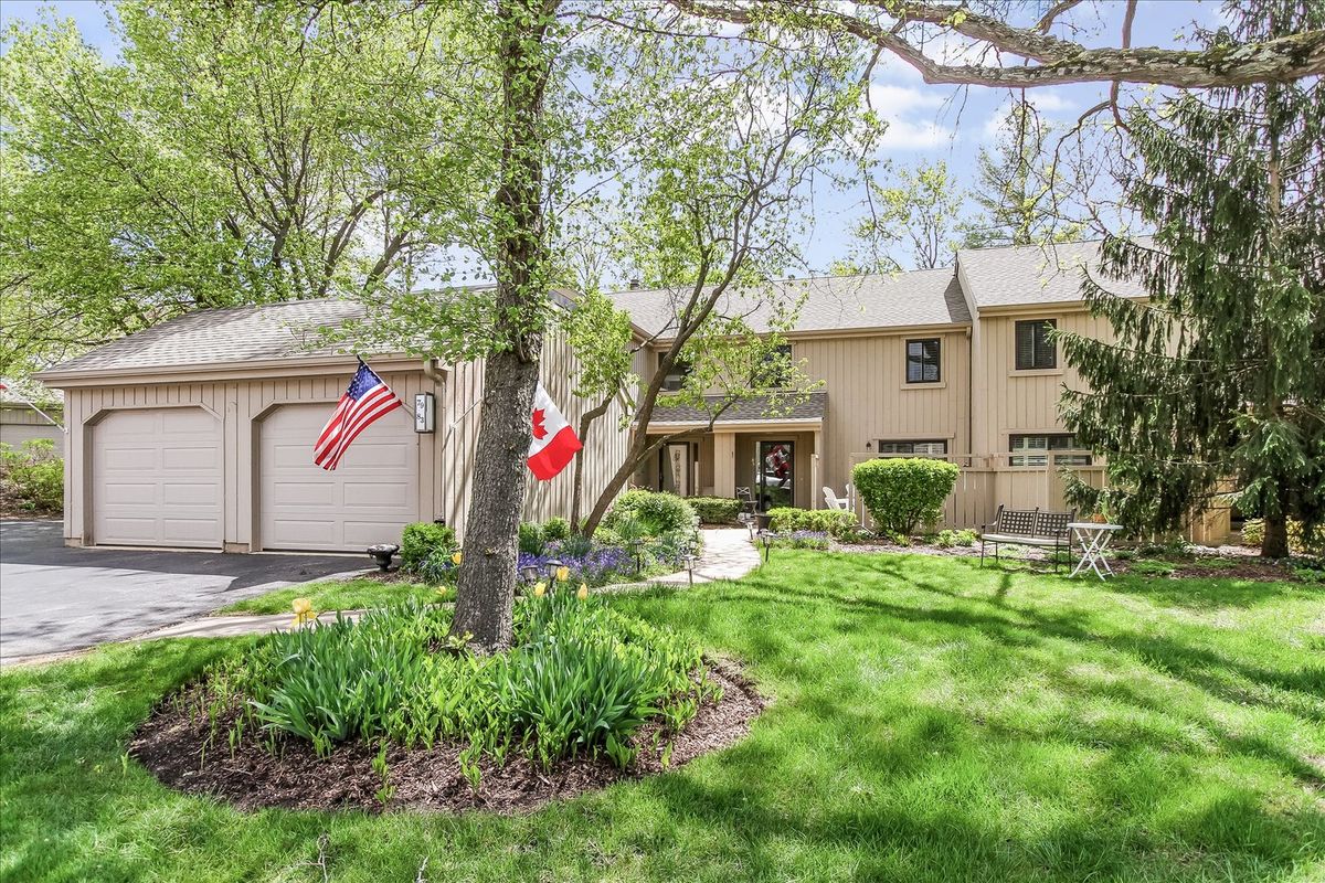 79 Hunt Trail, Lake Barrington, IL 60010