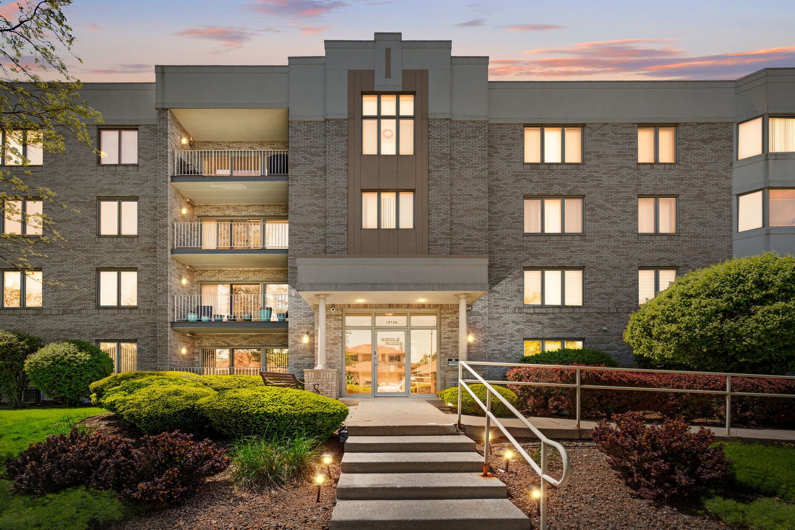 10720 S Washington Street #205 — Oak Lawn, IL 60453