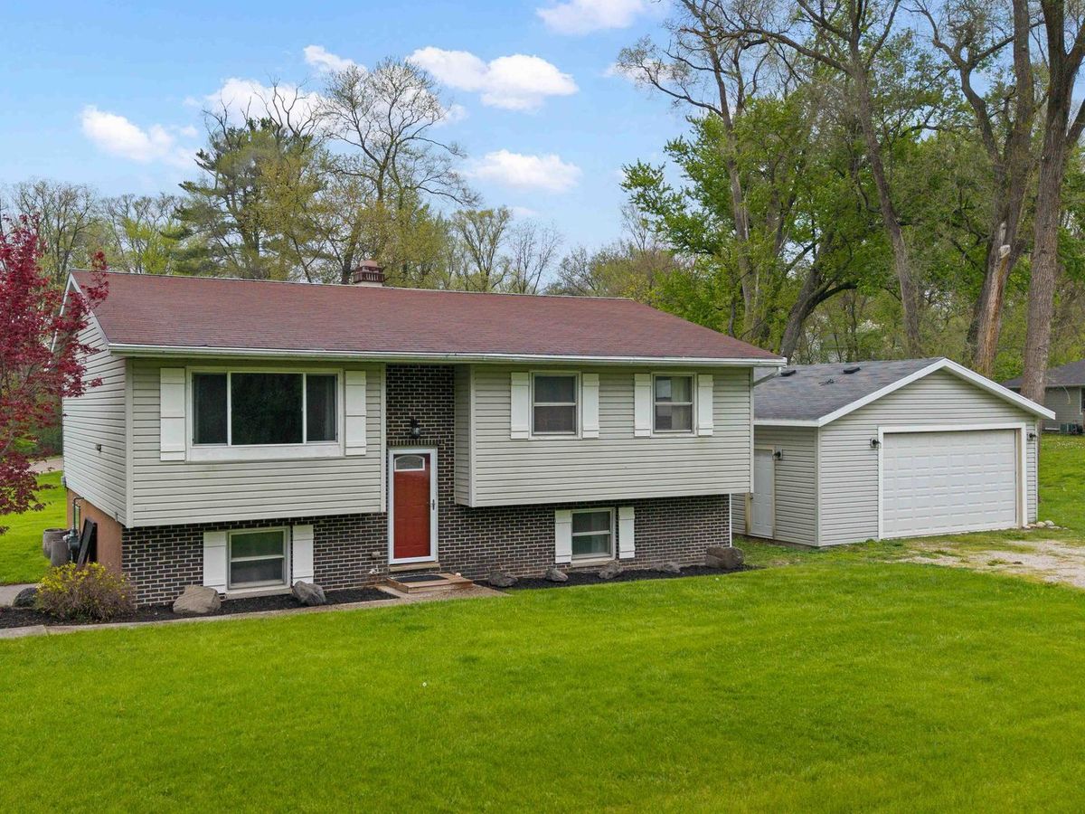 38025 Lee Avenue, Spring Grove, IL 60081