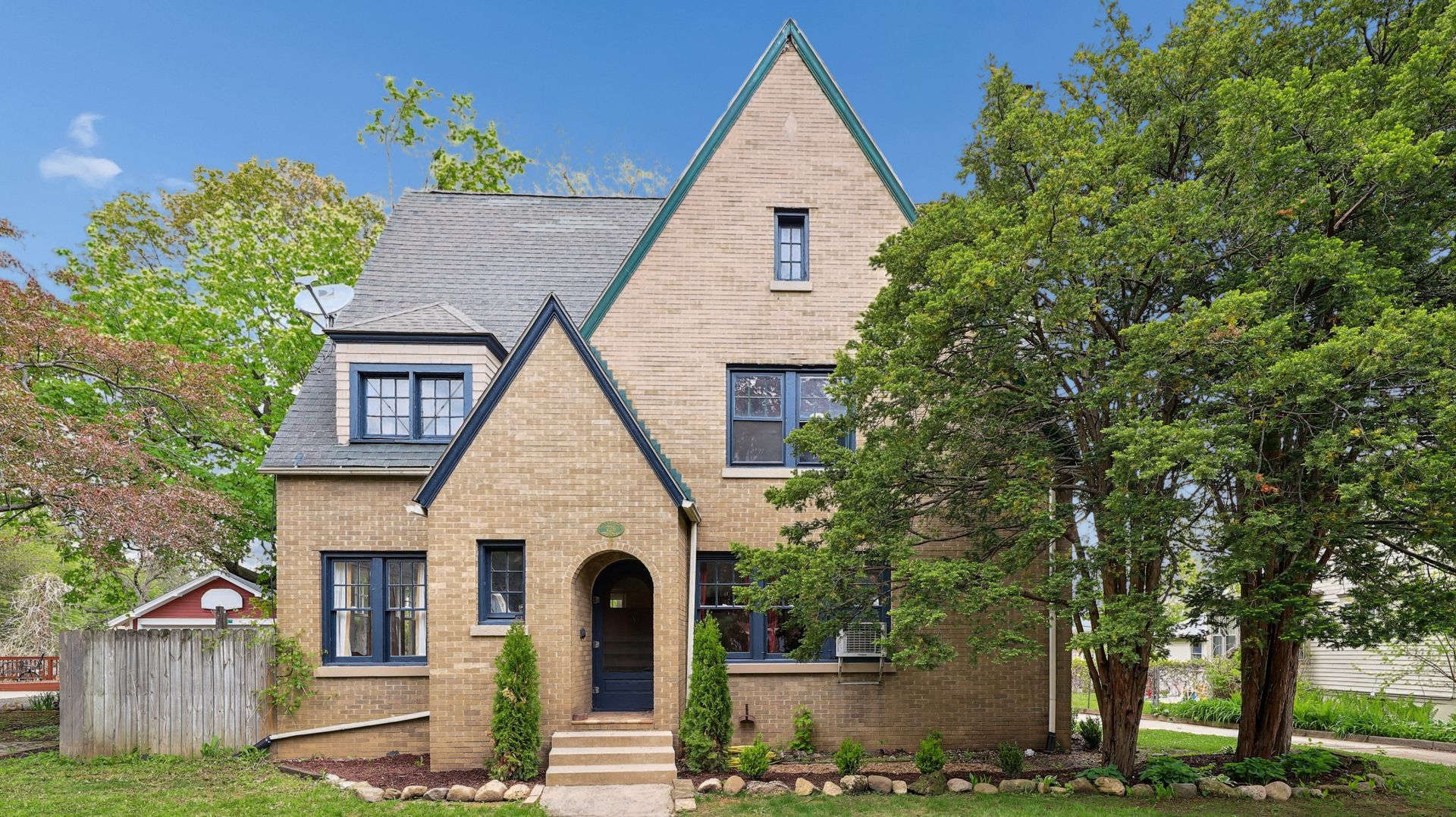 726 W Highland Avenue — Elgin, IL 60123