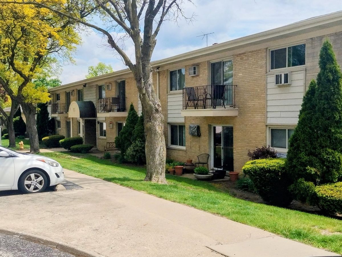551 Carlysle Drive #2, Clarendon Hills, IL 60514