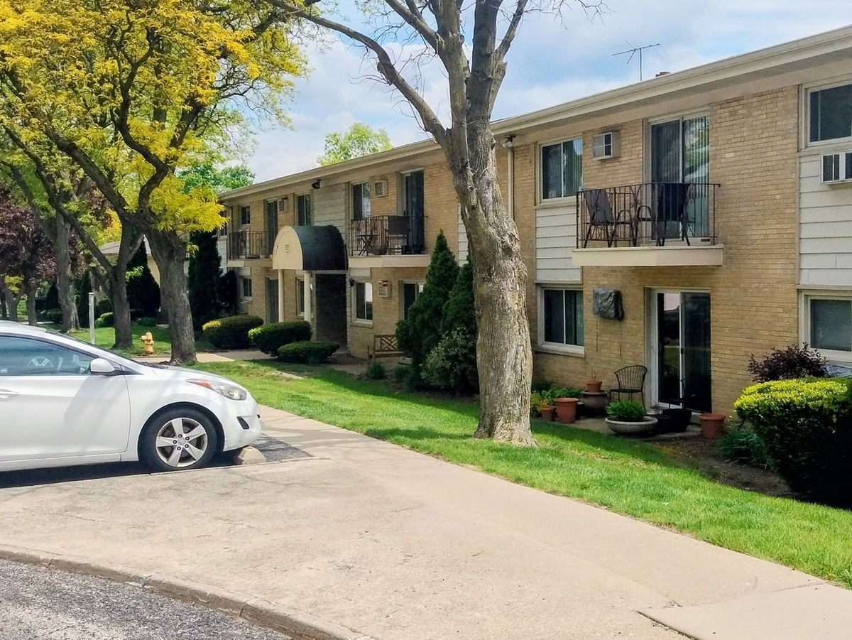 551 Carlysle Drive #2, Clarendon Hills, IL 60514