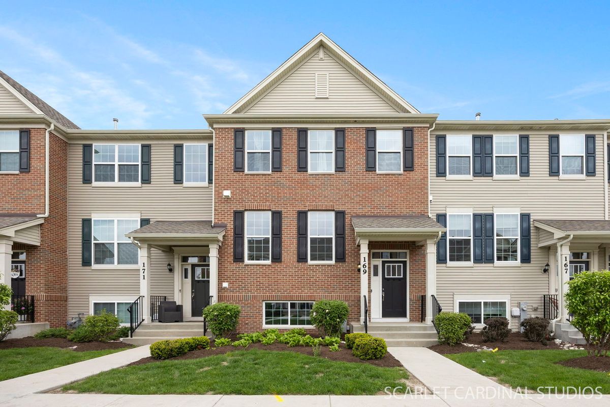 169 Lakeshore Drive, Oswego, IL 60543