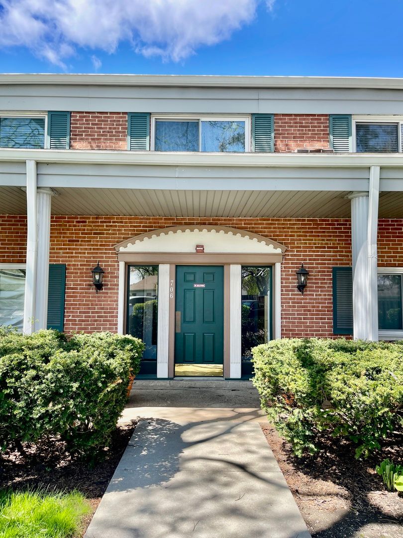706 Algonquin Road, Arlington Heights, IL 60005