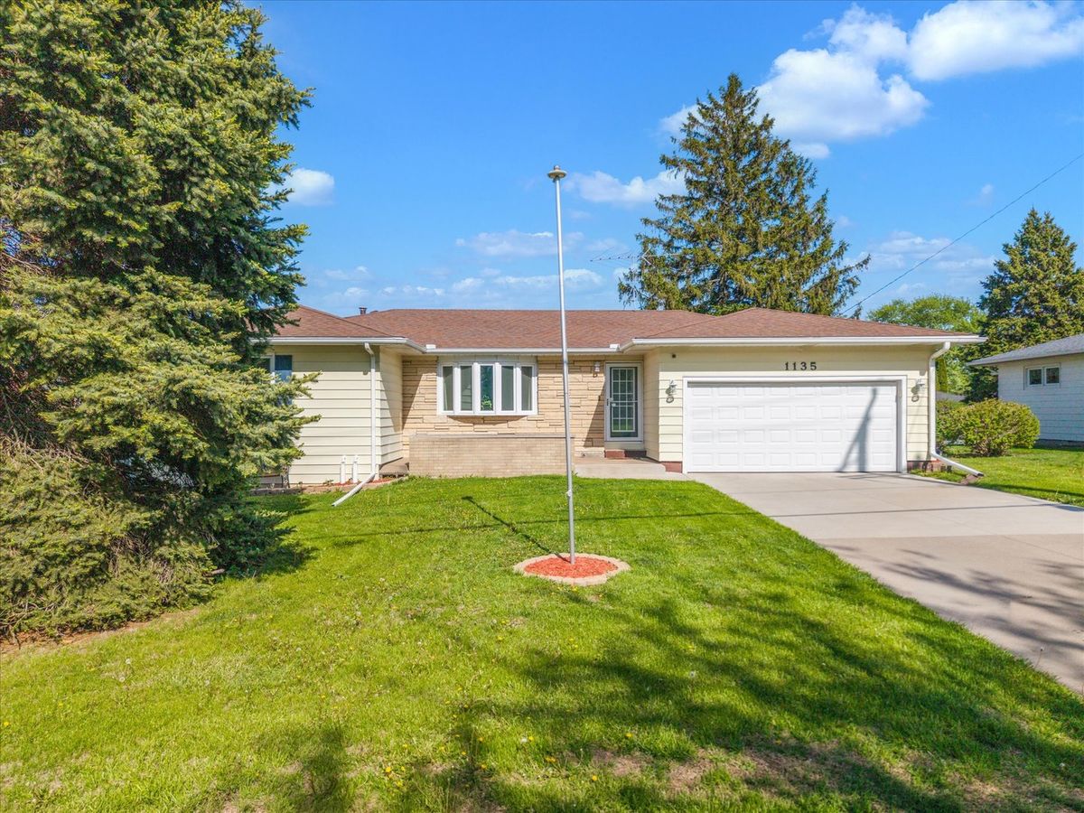 1135 North 11th Street, Clinton, IA 52732