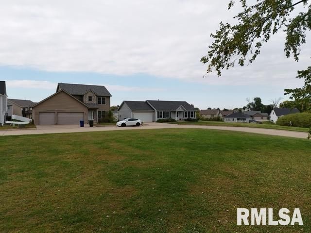 25 HIDDEN VALLEY Circle, Davenport, IA 52804