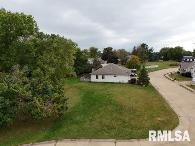 25 HIDDEN VALLEY Circle, Davenport, IA 52804