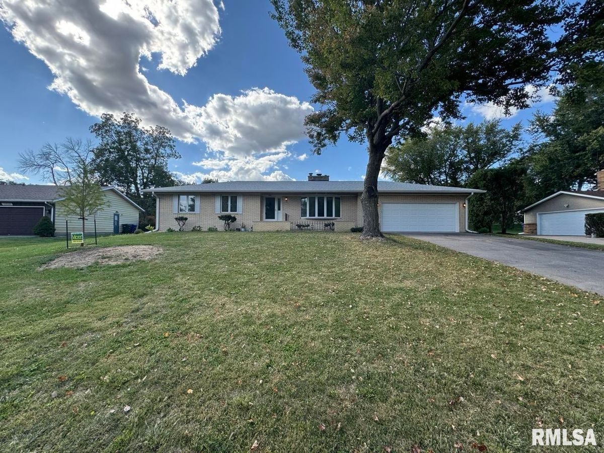 3816 RIDGEWOOD Drive, Davenport, IA 52807