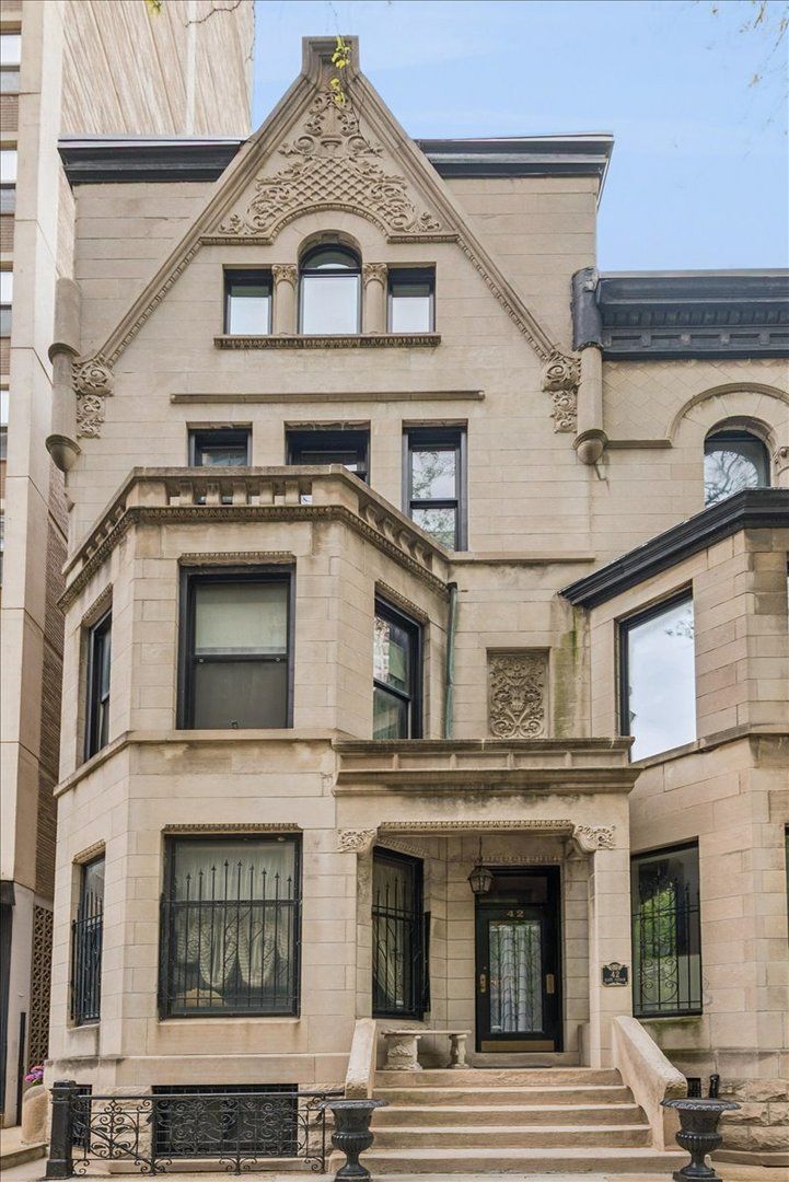 42 CEDAR Street, Chicago, IL 60611