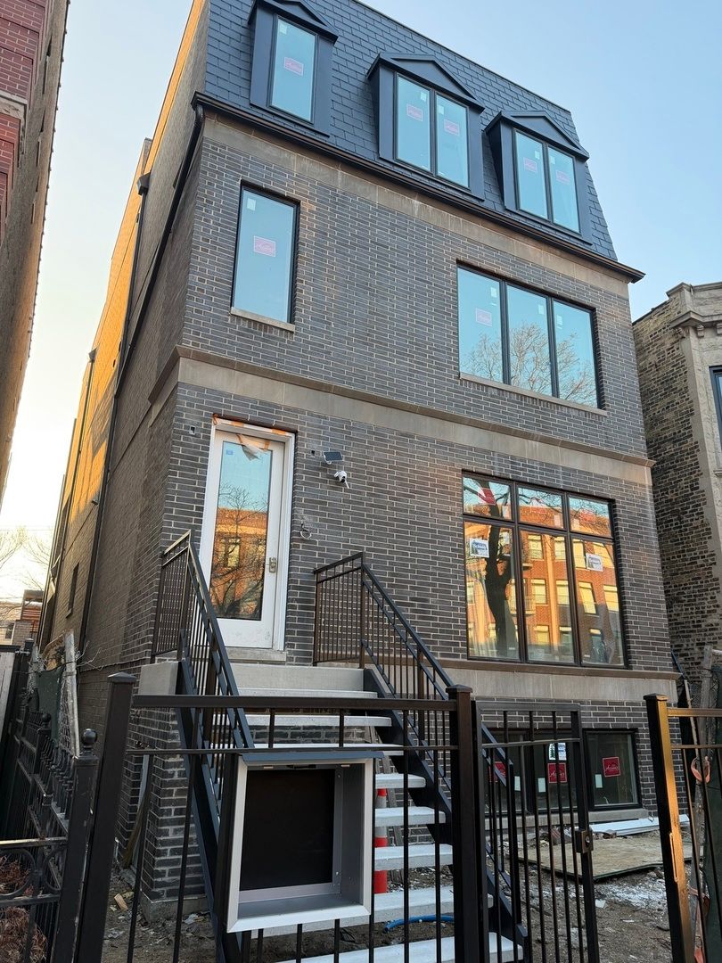 3740 N Racine Avenue #1 — Chicago, IL 60613