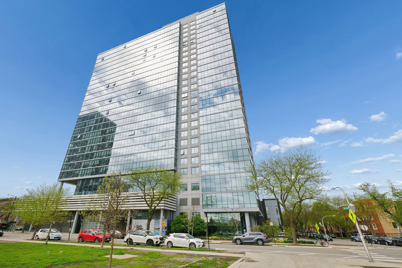811 W Agatite Avenue #1404 — Chicago, IL 60640