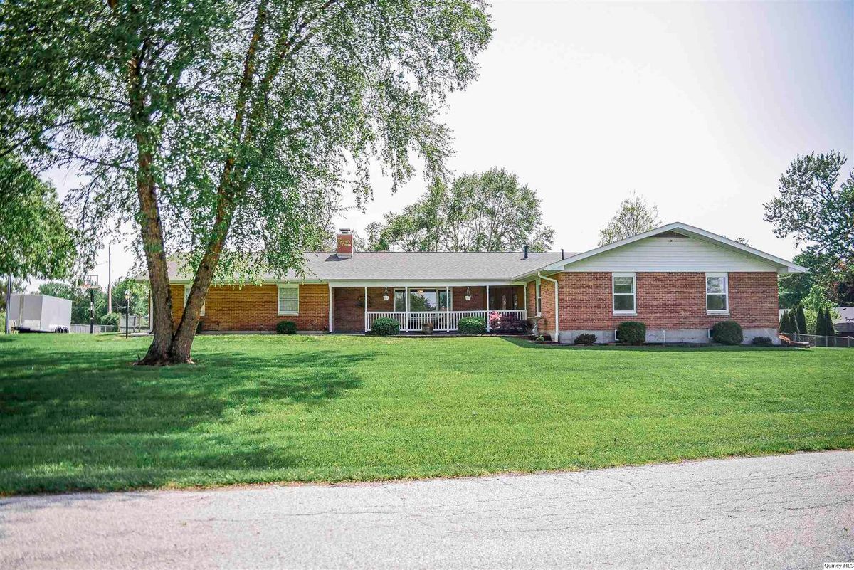 3210 Golf Dr, Quincy, IL 62301