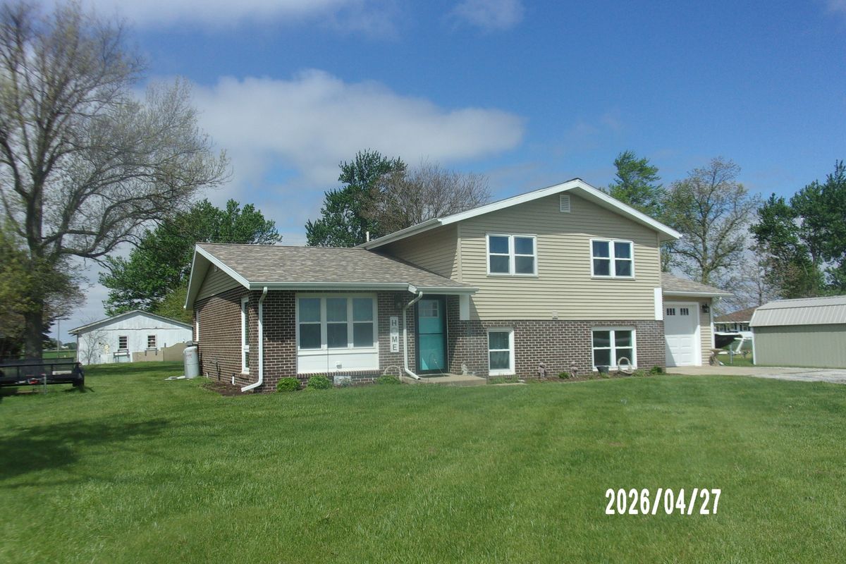 2303 N State Route 1 Highway, Watseka, IL 60970