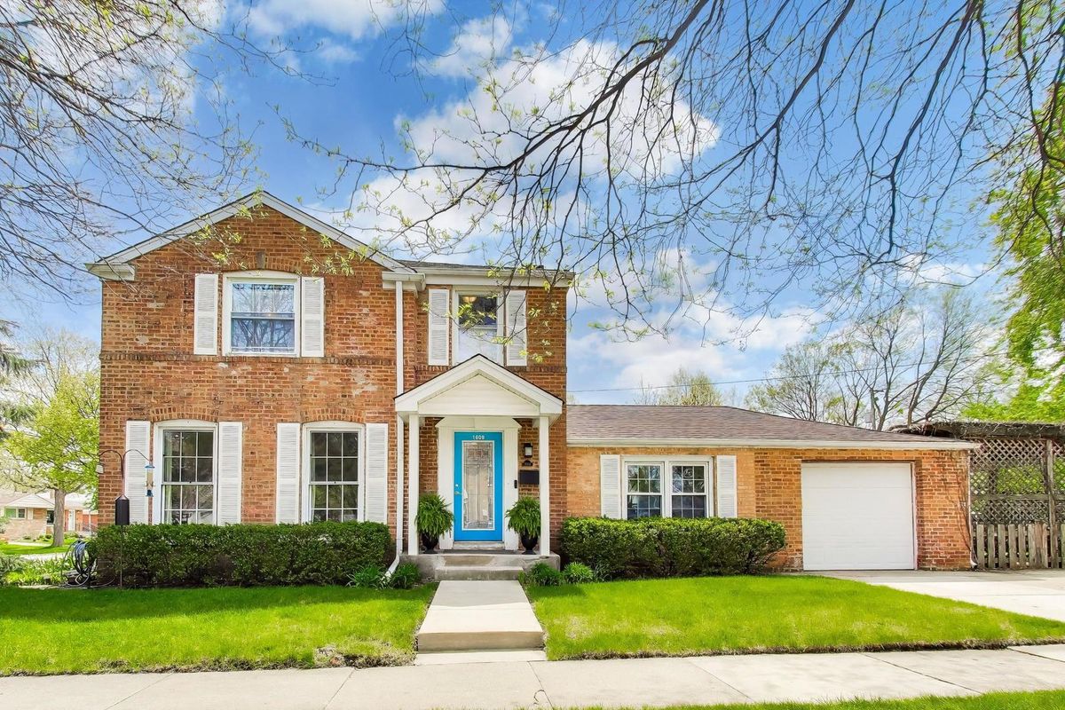 1609 Brown Street, Arlington Heights, IL 60004
